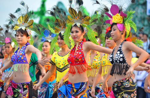 2 - Rực rỡ sắc màu lễ hội Carnaval Hạ Long